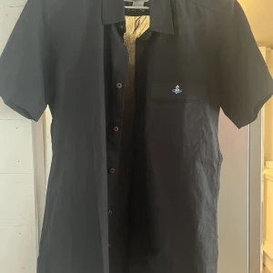 Vivienne westwood short sleeve shirt - Vivienne Westwood London. Säljer då den är för liten.