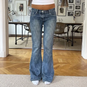 Låg midjade jeans  - Säljer dessa super snygga låg midjade jeans med ett hål på ena knät