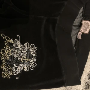 juicy couture byxor - Säljer dessa fina vintage Juicy mjukisbyxor som trendar överallt nu. I Strl M men passar också S. Nästintill oanvända. Kontakt vid intresse ❤️