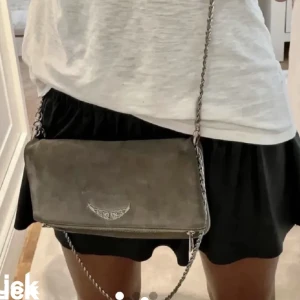 Zadig&volltaire - Mörkgrå zadig väska i mellan storleken, lagom rymlig får plats med det mesta! I bra skick då jag vart sparsam med den! Säljer pga ska köpa en annan väska❤️(lånad bild)