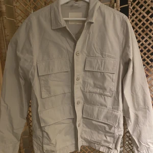 A Days March Overshirt - Vit/beige overshirt från A Days March i storlek medium. Använd 1-2 gånger därav nyskick. 