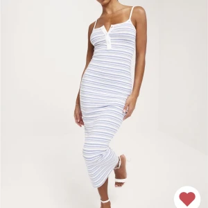 Klänning - Säljer denna fina klänning som är superfin på sommaren och till vardags💙Köpt för 399 men aldrig använd! Slutsåld