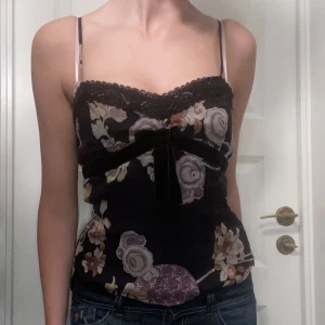 Topp - Snygg topp/linne med smala axelband i otroligt mönster💕 Helt perfekt skick! Passar S-M. Skriv vid funderingar. Kolla gärna in mina andra annonser!