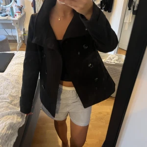 Svart kappa - Jättesnygg kappa, perfekt nu till hösten🍁den har blivit lite liten för mig så där av säljer jag🫶🏽