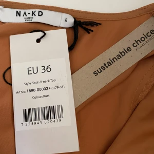 Blus i satin - Blus i satin från NA-KD i en superfin orange färg 🥰🥰 Prislapp sitter kvar 