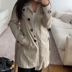 Trenchcoat  - (Skrynklig) mycket finare när man har sträckt till den. 