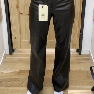 Skinnbyxor - Storlek s/xs. Köpte för cirka 1 år sedan knappt använda (cirka 3 ggr). Väldigt bra passform, mjuka och sköna. ”Fodrade” inuti. Fint skinn inte plastigt så att säga. Köpte för 1299 säljer för 800, priset går att diskutera. 