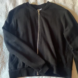 Svart kofta  - En svart basic kofta köpt på H&M, det står att den är i strl L men skulle mer säga S