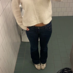 Lågmidjade jeans - Kollar intresset på mina såååå snygga lågmidjade jeans som är eftertraktade!!!! Dem är nästintill helt nya!! Storlek 36 men passar större också!