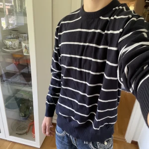 Carl William Tröja - Riktigt skön stickad tröja av mycket bra kvalité. Inga tecken på användning. 