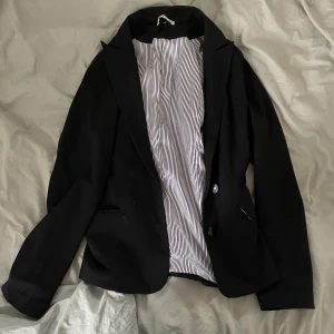 Kavaj - Söt kavaj, figursydd så passar perfekt till jobbet som buisnessjacka 👯‍♀️ Jättegulligt randigt mönster innuti, som synd ifall man viker upp ärmarna! 😁