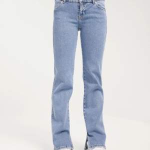 Ett par blåa jeans med slits ❣️ knappt använda och säljer för jag inte använder dem