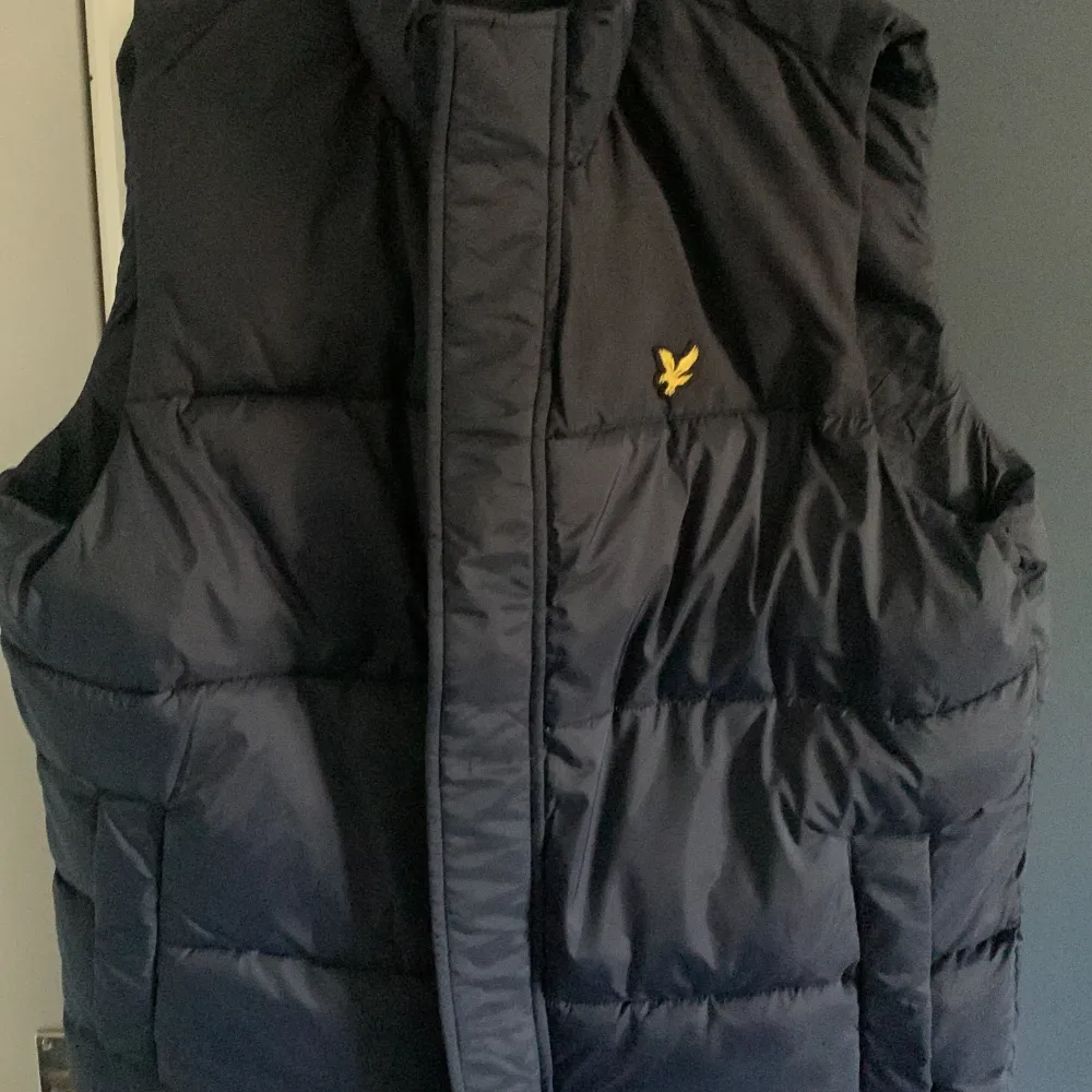 Hej jag säljer min Lyle scott väst som jag aldrig använt bara testat den. Jag köpte den för 1300 kr för några månader sen och har inte använt den och jag vill köpa en annan väst. Takit.