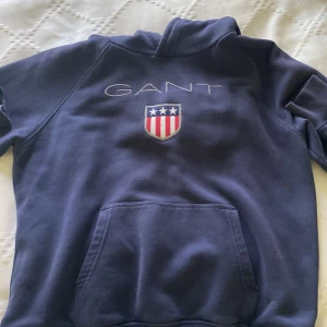 Gant hoddie  - Skick 9/10. Ny pris 680. Storlek 170 eller 15 år. Inga fläckar eller hål.
