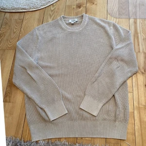 COS stickad sweatshirt  - COS stickad sweatshirt i strl S herr. Som ny i princip, endast använd en gång. Fit S-M