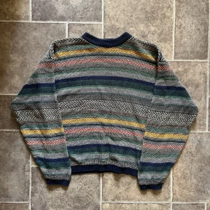 Vintage stickad tröja - Skön vintagetröja med lite boxig passform. Passar L. Alltid bättre pris vid köp av fler varor