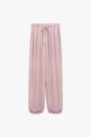 Zara byxor  - Ljusrosa byxor från Zara. Jättefina, men tycker de är lite korta på mig som är 172 så därför säljer jag dem. De är använda typ 3 gånger💕Nypris idag är runt 780kr 