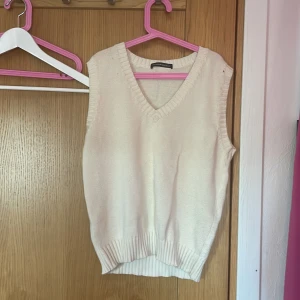 Beige stickad väst - Köpt H&M för ungefär ett år sedan! Inte andvänt super mycket men har en liten fläck på ryggen :,) Skriv för mer bilder/info, priset går alltid att diskutera!!