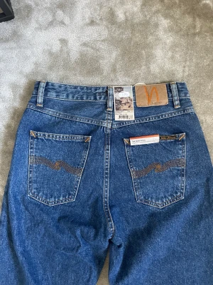 Helt nya Nudie Jeans - Helt nya aldrig använda Nudie Jeans med alla lappar kvar. Modellen på jeansen är Breezy Britt. Säljer för att dem var för små för mig. 