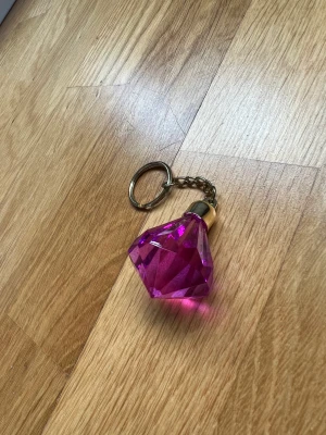 Nyckelring  - Köpt någon gång som ett minne på en skolutflykt men jag vet inte hur använd den är då det var många årsedan jag gick i skolan. Men väldigt fin!