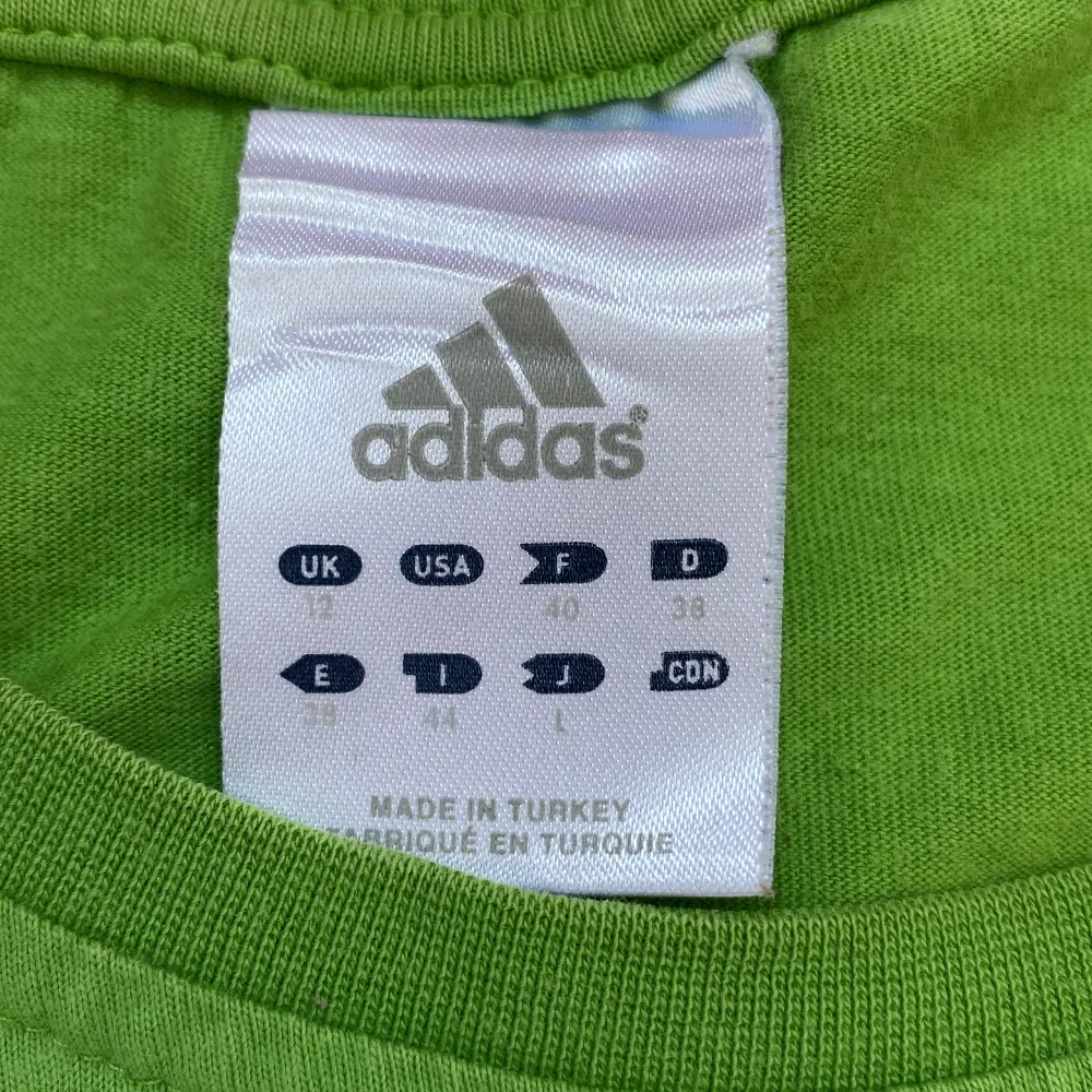 Grön t-shirt med adidas tryck på framsidan, skulle säga att den är ca storlek S/M. T-shirts.
