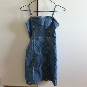 Jeansklänning - Superfin jeansklänning i storlek 32. Mötas upp i Stockholm eller fraktas! 