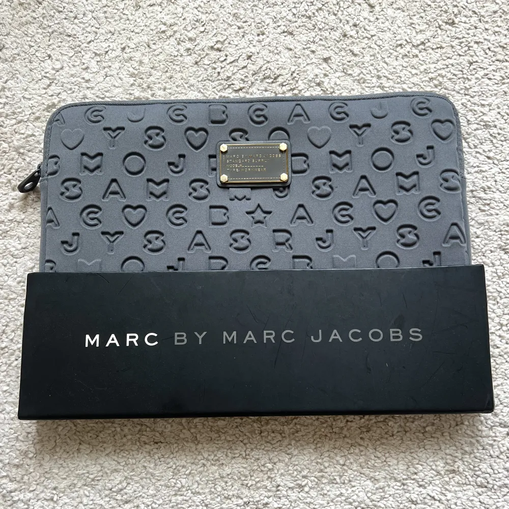 Helt ny Marc by Marc Jacobs datorfodral i storlek 13