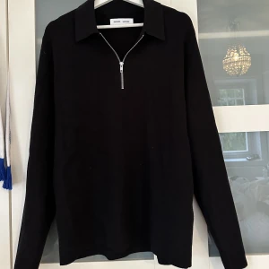 Samsøe Samsøe Half-zip - Säljer min Half-zip från Samsøe Samsøe. Tröjan är en av deras bästsäljare och kostar 1400 kr ny.  Min är använd ca 3-4 gånger på kontoret och har inga fläckar eller skador.