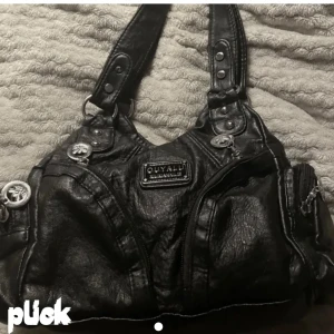 Väska - Kolla i min profil efter min andra väskanons om denna väskan så får ni se information om den, någon råkade trycka på ”köp nu” men det är ej såld ❤️