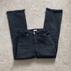 Ett par snygga svarta bootcut jeans från lindex, säljer då de är förstora (uppsydda några cm eftersom jag var lite för kort) Jeansen passar även storlek 40