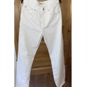 Jeans  - Vita raka jeans som ej kommer till användning. I princip oanvända och har inga skavanker 