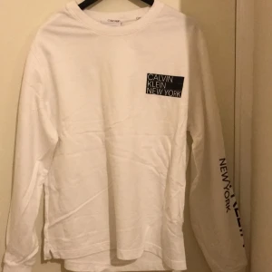Calvin Klein Sweatshirt  - Snygg Calvin Klein Sweatshirt. Jättebra skick. XXL men sitter som L/M. Hör av dig vid intresse och fler bilder! 