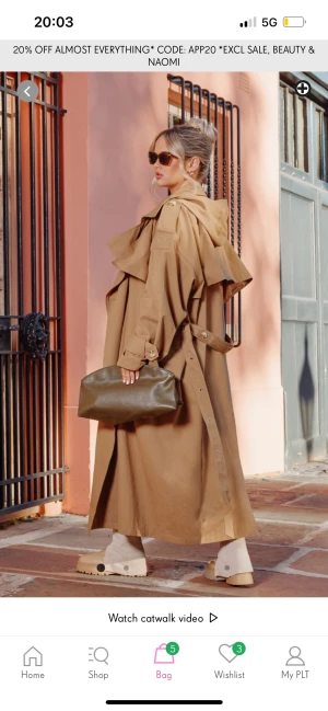 Brun trenchcoat - Trenchcoat med huva från PLT i brun. Samma i grå finns till försäljning. Sjukt snygg på 😍