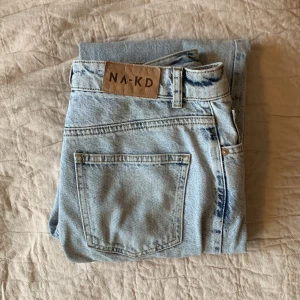 NAKD JEANS - Med en dragkedja. Fina inte min stil längre bara🥰 Innerbenslängd: 79cm. E själv 178cm tror jg💞
