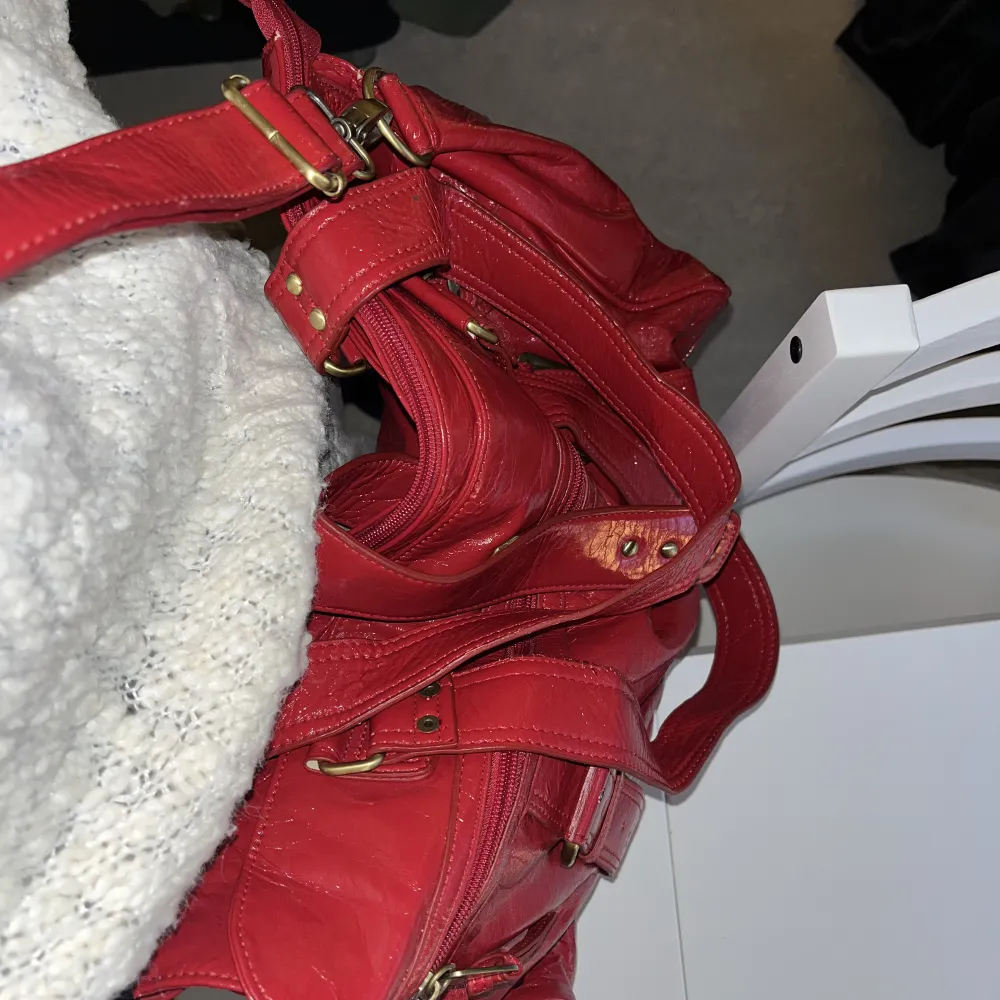 Supercool röd väska som tyvärr inte kommer till användning. Köpt på Sellpy. Djup 17cm, bredd 45cm, höjd 25 cm.. Väskor.