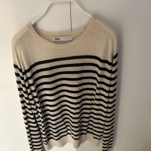 Zara tröja - Stickad tröja från zara, bra skick skriv för fler bilder eller om du har frågor 
