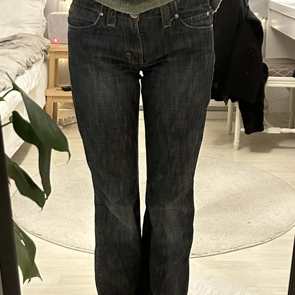låga jeans från märket crown. W29 & L30. Jag är xs/s och 167💞 har en defekt, kan skicka bild❣️. Jeans & Byxor.