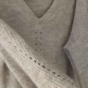 Hösttröja // stickad tröja - Alpackaull! Superbra kvalitet och inga deffekter alls! Så fin nu till hösten 🧺🤍 säljer pga flytt  Lite oversized