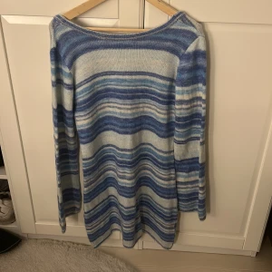 Stickad klänning - En jättefin och populär stickad klänning perfekt nu till hösten och även våren. Enbart testat klänning, dock inte prislapp kvar. Från Nelly Originalpris: 600kr. Säljer då den inte kommer till användning. Passar många trots storlek.🌸