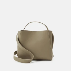 Gina tricot väska - Säljer en oanvänd handväska från Gina! Skulle igentligen lämna tillbaka men har tagit bort lapparna! Helt oanvänd❤️❤️