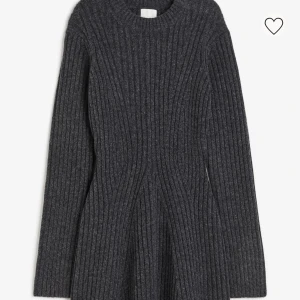 Ribbstickad klänning - Oanvänd, helt ny