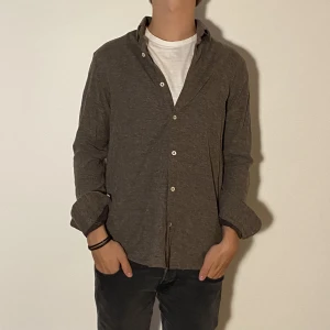 Massimo Dutti skjorta  - Massimo Dutti skjorta - Storlek M (passar S) - Varan är i fint skick och har inga flaws - Modellen är 172 cm och väger 65 kg - Vid frågor eller funderingar är det bara att skriva!