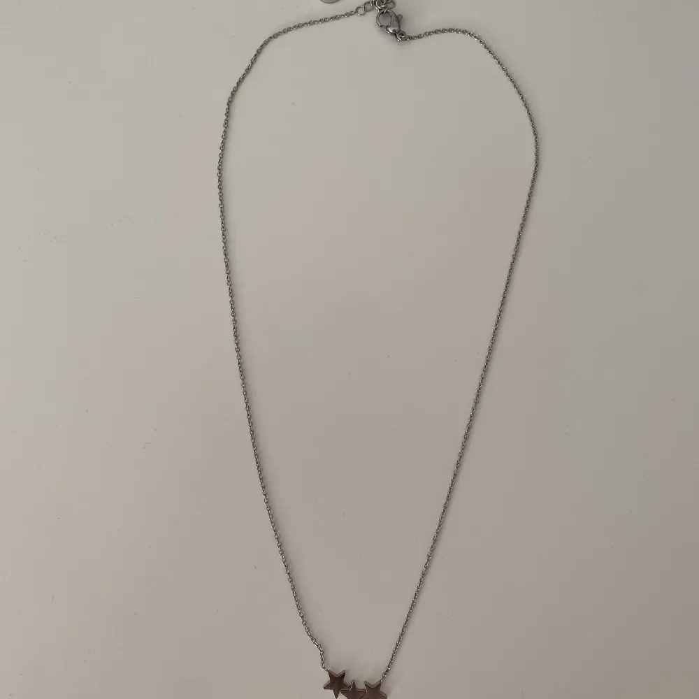 Säljer detta coola halsband då jag inte använder silversmycken. Bra skick och har inte använt detta halsband många gånger.💞. Accessoarer.