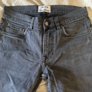 Acne Jeans - Säljer ett par gråa acne jeans i fint skick. Storlek 29/32. Slim fit.