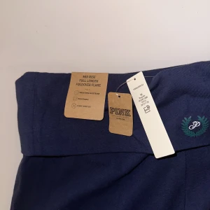 mörkblåa leggings från pink - mörkblåa trendiga vikbara leggings från victoria’s secret pink. de är endast testade med etiketterna på.  kan skicka bild om det efterfrågas.