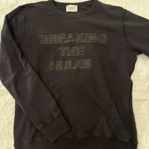 Blå dondup tröja ”Breaking the rules”  - Skick 9/10 knappt använd  Obs: trycket ser ut som på bild 