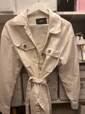 Kappa bikbok - Säljer min kappa från bikbok (slutsåld) , köpte den 2021 och har använt den ett fåtal gånger!  Köpt för 699 Passar från xs-m