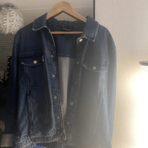 Jeans jacka  - Använd fåtal gånger men i nyskick! Super snygg jacka men säljes då jag har för många 