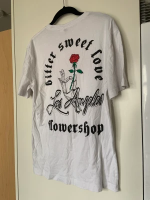 Vit T-shirt  - Oanvänd vit T-shirt från H&M divided, storlek S/170