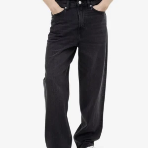 Jeans  - Säljer mina lose fit i storlek 33/32, killmodel. då jag tycker dom är lite förstora för min smak. använda några fåtal gånger men finns inga tecken på utslitnad osv 